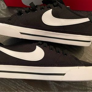 Nike Women’s Court Legacy Canvas